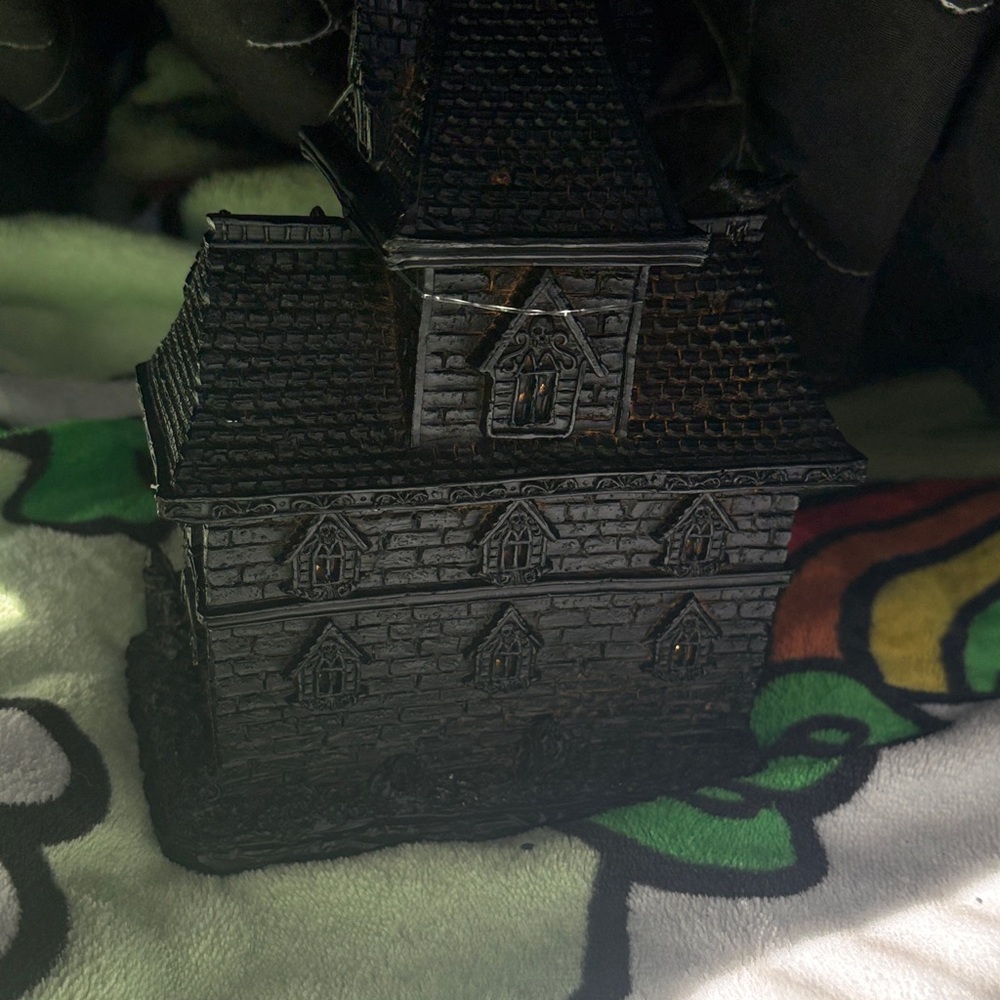 Black Haunted House decor 🏚️🏮 (lights up!!) - Picture 11 of 14